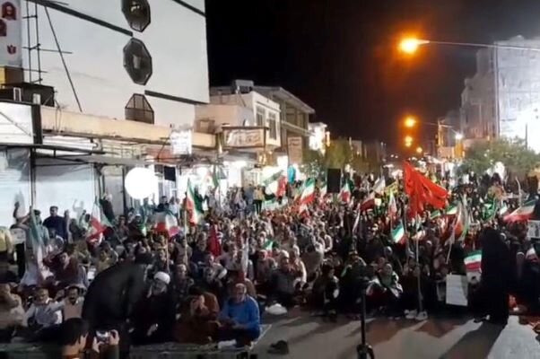 طنین گلبانگ الله اکبر در تجمع شبانه مردم شهر خورموج