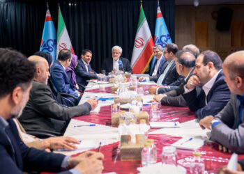 عارف: بزودی جشن پیروزی را برگزار می‌کنیم؛ تنگه هرمز ملک طلق ایران است