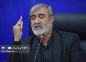 عزیزی: فقط کشتی‌های طرف همکاری با ایران حق عبور از تنگه هرمز دارند