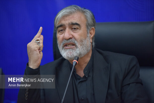 عزیزی: فقط کشتیهای طرف همکاری با ایران حق عبور از تنگه هرمز دارند عزیزی: فقط کشتیهای طرف همکاری با ایران حق عبور از تنگه هرمز دارند
