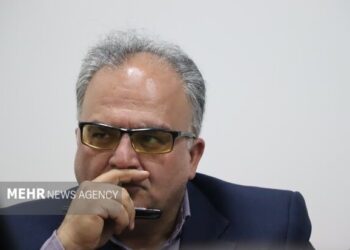 فرماندار سمنان: نیروگاه‌ خورشیدی جایگزین خطوط پرهزینه انتقال برق شود