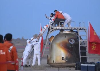 فضانوردان رکورد شکن چینی به زمین بازگشتند