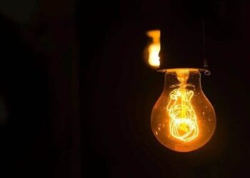 قطعی برق در مناطق مشهد به دلیل طوفان