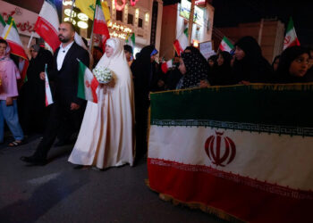 لباس سفید، پرچم ایران و یک «بله» ساده؛ چهره تازه ازدواج جوانان