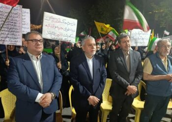 مسئول باید پای حرف مردم بایستد؛ حضور شبانه وزیر در جمع اصفهانی‌ها
