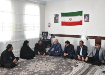 مسئولان بنیاد شهید لرستان با خانواده شهید «امیرحسین عزیزی» دیدار کردند