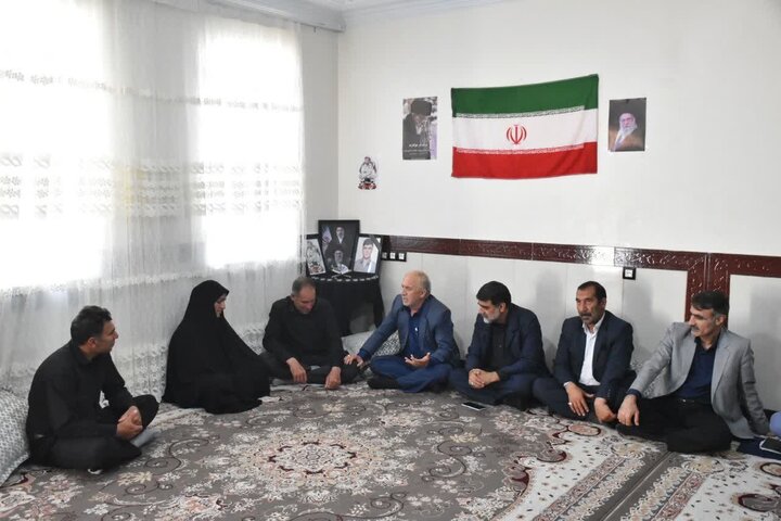 مسئولان بنیاد شهید لرستان با خانواده شهید «امیرحسین عزیزی» دیدار کردند