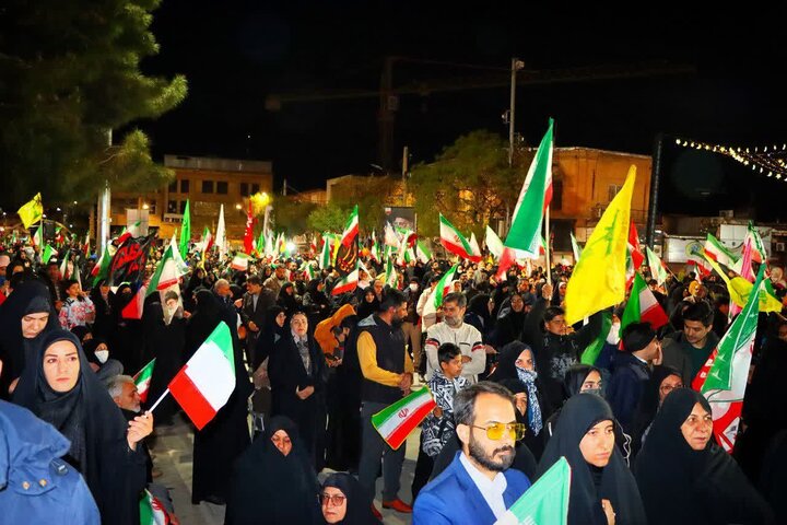 هشتاد و یکمین شب حضور ساوجیها در حمایت از رهبر معظم انقلاب هشتاد و یکمین شب حضور ساوجیها در حمایت از رهبر معظم انقلاب