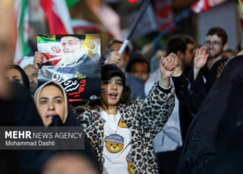 پرچم ایران بر زمین نمی‌ماند؛ روایت میدان‌داری نوجوانان رامیانی