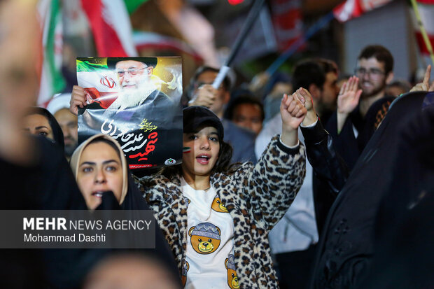 پرچم ایران بر زمین نمی‌ماند؛ روایت میدان‌داری نوجوانان رامیانی