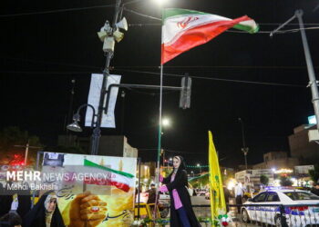 پرچم گردانی در میادین و معابر دیار مومنان کاشان