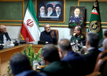 پزشکیان: اقتدار دفاعی کشور مرهون مجاهدت و آمادگی نیروهای مسلح است