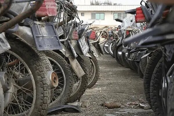 ۴۳۸ موتورسیکلت و ۲۲۹ خودروی بدون پلاک در ۲۴ ساعت توقیف شدند