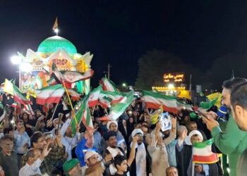 اجتماع حماسی مردم گناوه در جوار یادمان شهدای گمنام