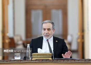 استقبال وزیر امور خارجه از پیام رهبر معظم انقلاب اسلامی