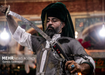 اقتباسی مدرن از «مرگ یزدگرد» روی صحنه؛ تئاتر رنگ سوگ به خود گرفت