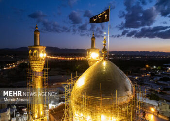 اهتزاز پرچم خونخواهی رهبر شهید در حسینیه اعظم زنجان