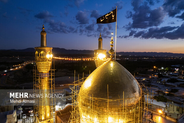 اهتزاز پرچم خونخواهی رهبر شهید در حسینیه اعظم زنجان