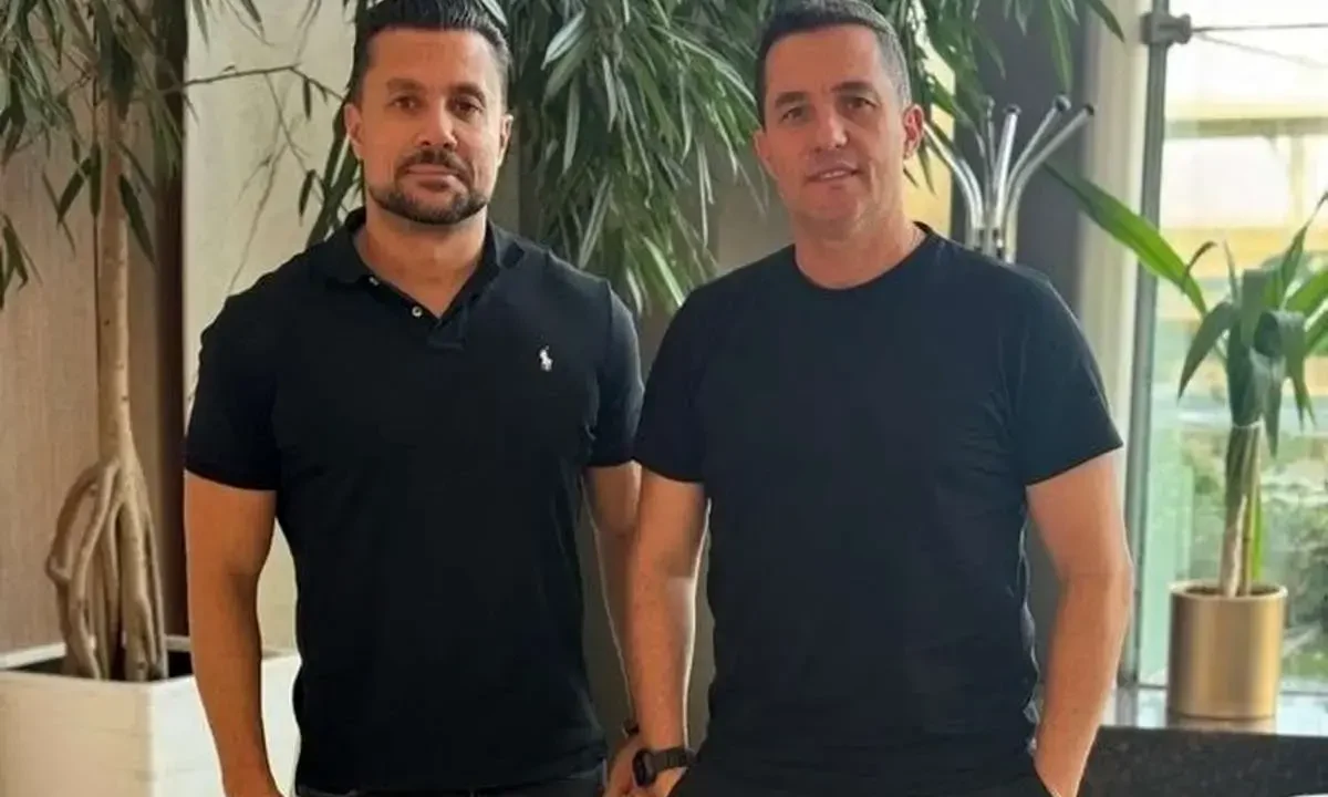 اوسمار و دستیارش به تهران رسیدند