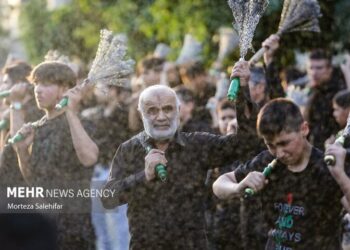 «ایران» یکپارچه حسینی شد؛ نوای «یا حسین(ع)» در آسمان طنین‌انداز شد