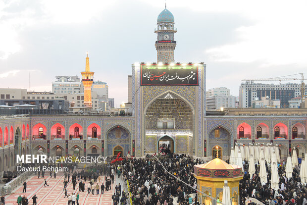 بارگاه منور امام رضا(ع) با اذن عزا به استقبال محرم رفت