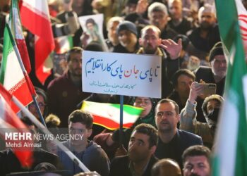 تداوم حضور زنجانی‌ها در صد و دوازدهمین شب دفاع از انقلاب