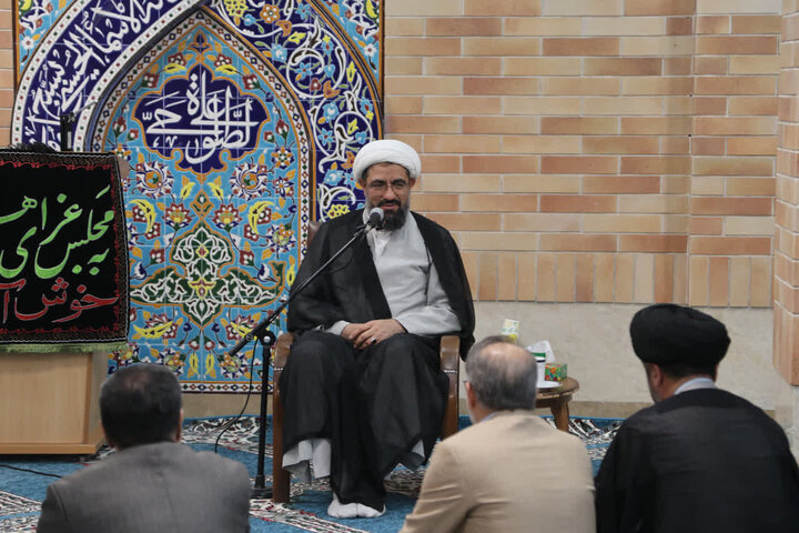 جامعه اسلامی باید بر مدار برادری و تبعیت از ولایت شکل بگیرد