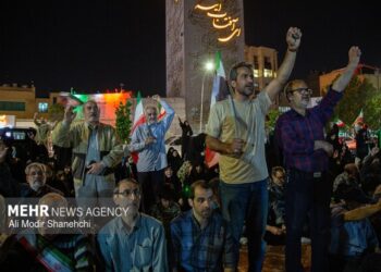 دعای مردم مشهد برای ملت لبنان در نماز استغاثه