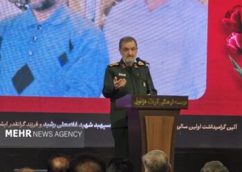 محسن رضایی: ترامپ حتی از مذاکره با ایران می‌ترسد