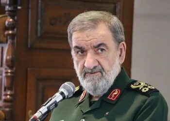 محسن رضایی: محکم پای متحدمان حزب‌الله ایستاده‌ایم