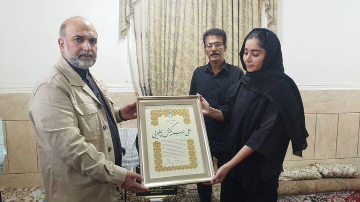 مدیرعامل صندوق اعتباری هنر با خانواده شهیدان علی و آرینا عرب کیش در می مدیرعامل صندوق اعتباری هنر با خانواده شهیدان علی و آرینا عرب کیش در می