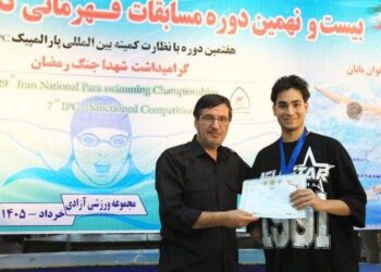 نشان مسابقات پاراشنا به شناگر جانباز جنگ رمضان اهدا شد