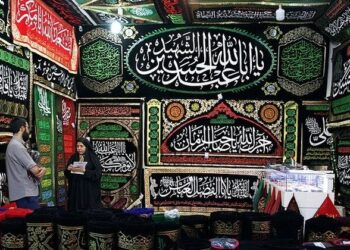 پرچمهایی به رنگ ارادت؛ بازخوانی هنرِ عزاداری در کوچه و بازار اصفهان پرچمهایی به رنگ ارادت؛ بازخوانی هنرِ عزاداری در کوچه و بازار اصفهان