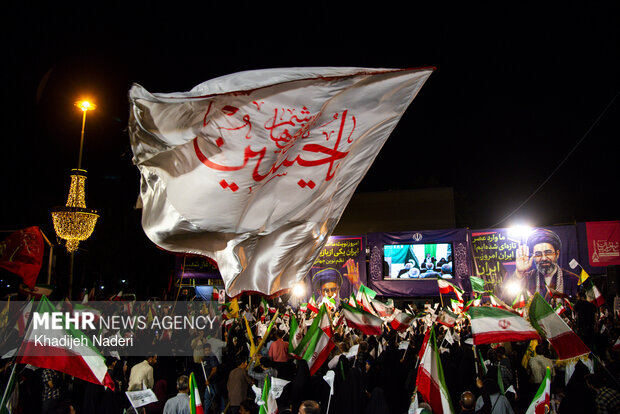 پرچم‌هایی به رنگ ارادت؛ بازخوانی هنرِ عزاداری در کوچه و بازار اصفهان