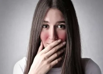 چرا وقتی خجالت می‌کشیم صورتمان سرخ می‌شود؟
