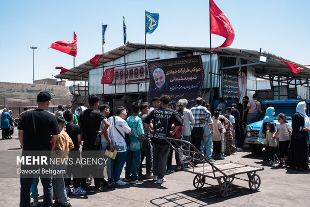 زائران افغانستانی یک‌روز قبل از تشییع رهبر شهید وارد مشهد می‌شوند