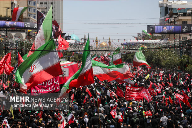 نمایی از حضور میلیونی مردم در تشییع پیکر مطهر رهبر انقلاب در مشهد