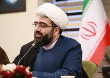 واکنش معاون نهاد رهبری به اخراج یک کارمند دانشگاهی به دلیل پیگیری پوشش