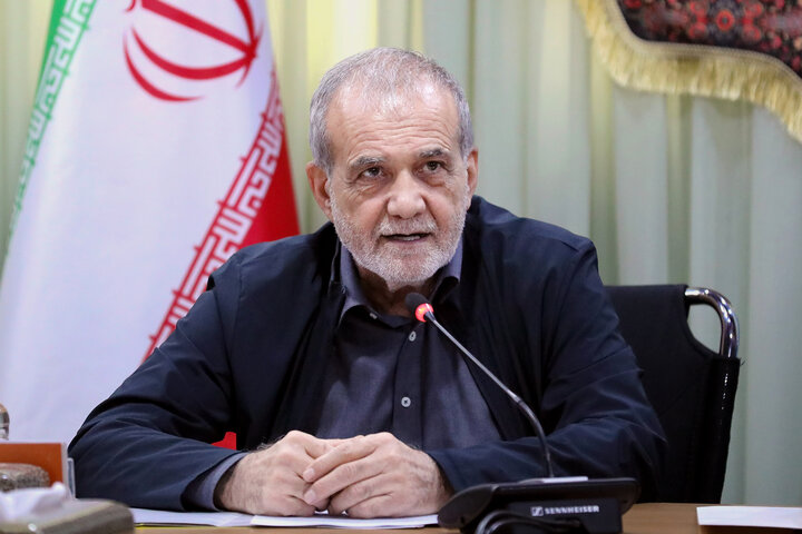 پزشکیان: دولت با همه ظرفیت های خود در کنار فعالان اقتصادی است پزشکیان: دولت با همه ظرفیت های خود در کنار فعالان اقتصادی است