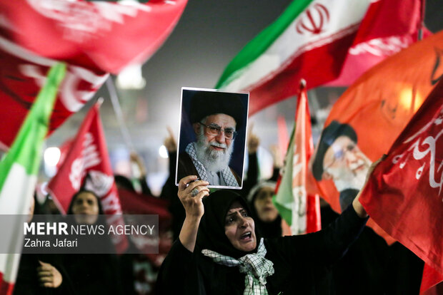 کریمه اهل بیت (ع) میزبان«آقای شهید ایران»؛تشییع رهبر شهیداز حرم تا حرم