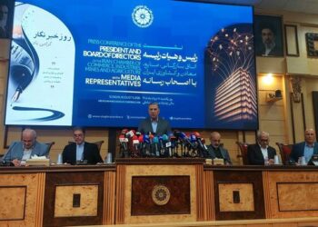 ابلاغ دستور پرداخت ۵۰ درصد مطالبات واردکنندگان کالاهای اساسی به بانک مرکزی و سازمان بودجه