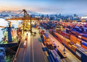ترخیص ۱۷ هزار کانتینر از بندر کراچی تسریع می شود