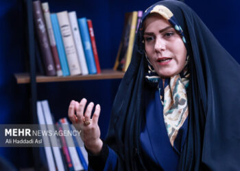 زن خانه‌دار؛ نیروی کار نامرئی که بیمه و امنیت اقتصادی ندارد