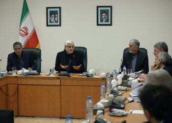 عارف: حل مسائل فرهنگی با بخشنامه پیش نمی‌رود