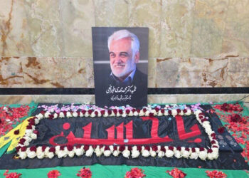 اردوی دانشجویی دانشگاه تهران بر مزار دانشمند هسته ای و شهدا