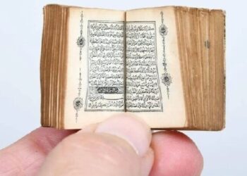 توجه بازدیدکنندگان نمایشگاه کتاب ابوظبی به مصحف ۱۳۰ ساله مینیاتوری