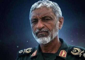 دریادار عظمایی: گلوی جهانخواران را رها نخواهیم کرد دریادار عظمایی: گلوی جهانخواران را رها نخواهیم کرد
