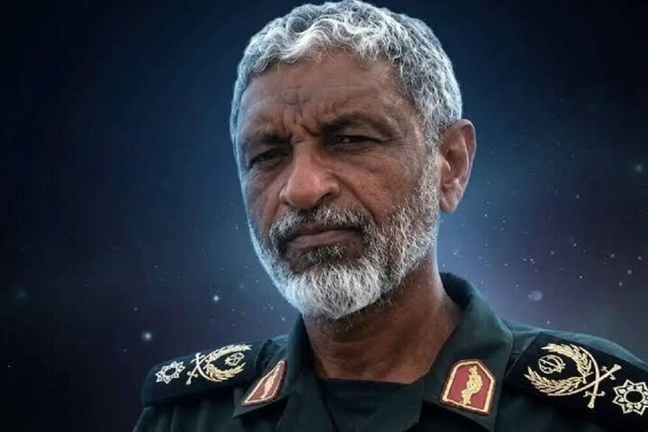 دریادار عظمایی: گلوی جهانخواران را رها نخواهیم کرد دریادار عظمایی: گلوی جهانخواران را رها نخواهیم کرد