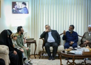 دیدار اعضای دفتر حفظ آثار رهبر شهید انقلاب با خانواده شهید تنگسیری