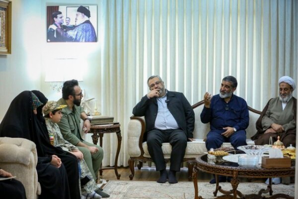 دیدار اعضای دفتر حفظ آثار رهبر شهید انقلاب با خانواده شهید تنگسیری دیدار اعضای دفتر حفظ آثار رهبر شهید انقلاب با خانواده شهید تنگسیری